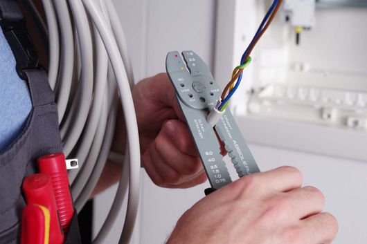 Arbeit an Elektroleitungen